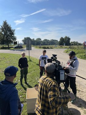 Wie echte Profis geben die FÖJs Fernsehinterviews.