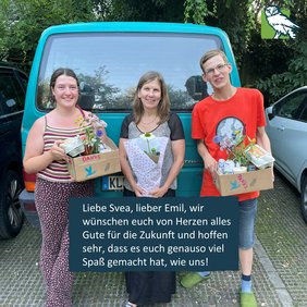 Svea und Emil posieren mit Sylke, der FÖJ-Betreuerin (Mitte) und ihren jeweiligen Abschiedsgeschenken.