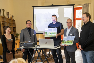 Projektauftakt Der Geschäftsführer der Euregio Rhein-Waal, Andreas Kochs, überreicht die Projektplakette zum Auftakt des neuen Projekts.